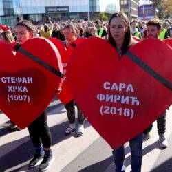 Shod v Novem Sadu ob prvi obletnici padca nadstreška, ki je terjal 16 življenj (ANSA)