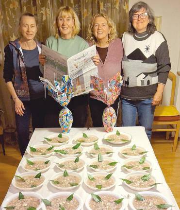 Vsako leto dobra družba, vsako leto boljša žpca. Vesele pirhe! <i>(Vivi &amp; Co)</i>