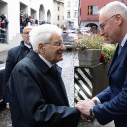 Predsednik republike Sergio Mattarella in predsednik deželnega sveta FJK Mauro Bordin v Guminu (ANSA)