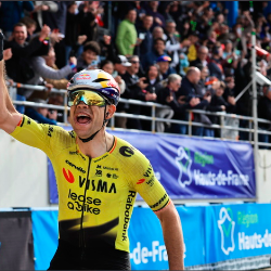 Belgijec Wout van Aert je na končnem cilju klasike Pariz - Roubaix ugnal Tadeja Pogačarja (ANSA)