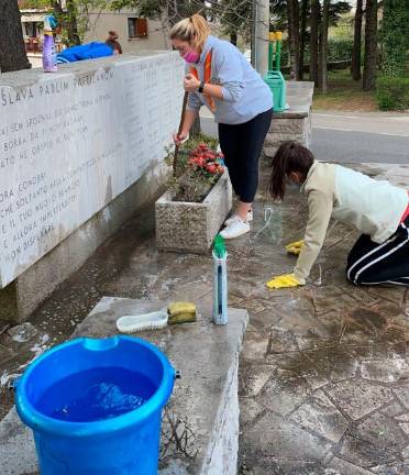 Mladi na Proseku očistili tri spomenike