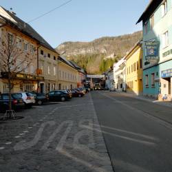 Med sodišči brez dvojezičnega sodnika je tudi tisto v Železni Kapli (na sliki njeno vaško jedro, slika je simbolna)
