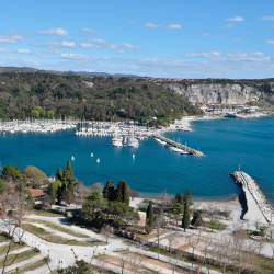 Sesljanski zaliv bo z Nabrežino Kamnolomi vso poletno sezono povezoval dnevni avtobus (ARHIV)