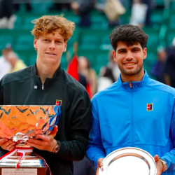 Južnotirolec Jannik Sinner in Španec Carlos Alcaraz po včerajšnjem finalu v Monte Carlu (ANSA)