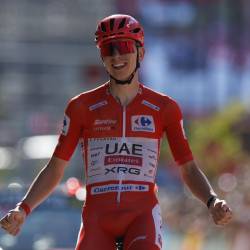 Tadej Pogačar (UAE Emirates Team) na ciljni črti (ANSA / Javier Lizon)