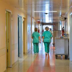 V bolnišnicah se povečuje število hospitaliziranih bolnikov s covidom-19 (FOTODAMJ@N)