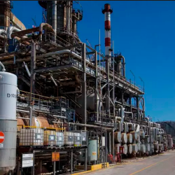 Naftna rafinerija (ANSA)