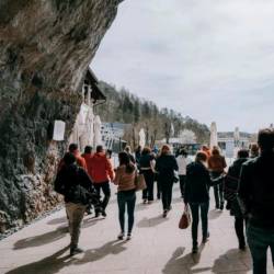 Največ obiskovalcev Postojnske jame je letos prišlo iz Italije, sledijo jim gostje iz Nemčije, Poljske, Velike Britanije in Madžarske, domači gostje pa so na šestem mestu (SAŠO ŠVIGELJ/PRIMORSKE NOVICE)