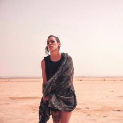 Iskanje sestre oziroma hčere ob techno glasbi