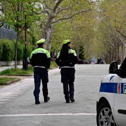 Lokalna policistka in lokalni policist v Drevoredu Gessi (FOTODAMJ@N)