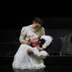 Utrinek iz četrtkove premiere predstave Besneče morje (TIBALDI)