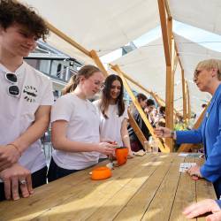 Nataša Pirc Musar s tržaškimi dijaki (TIBALDI)