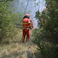Prostovoljci civilne zaščite med gašenjem