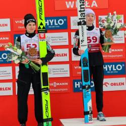 Z leve drugouvrščena Nika Vodan, zmagovalka Nika Prevc in tretjeuvrščena Eirin Maria Kvandal (ANSA)