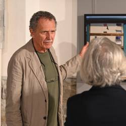 Fotograf George Tatge pred svojimi umetninami (FOTODAMJ@N)