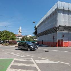 V prejšnjih dneh so postavili gradbeni oder (TIBALDI)