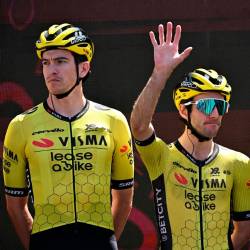 Simon Yates (na sredini) na lanskem Giru (ANSA)