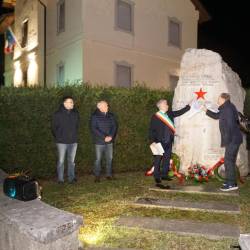 Sovodenjski spomenik odslej z rdečo zvedo (MAREGA/TIBALDI)