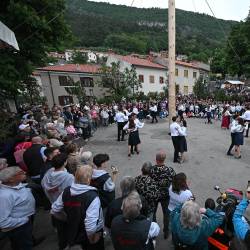 Dvaindvajset mladih nasmejanih parov je v nedeljo pod večer zaplesalo pod mogočnim dolinskim majem