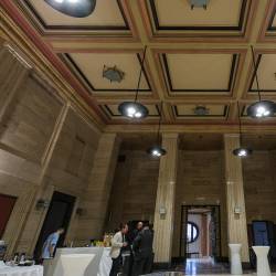 V dvorani nekdanje borze naj bi svoj dom našla trgovina z modo Mango