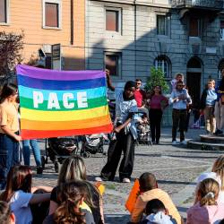 Srečanje za mir na Trgu Perugino, desno tržaški škof Enrico Trevisi (LUCA TEDESCHI/FOTODAMJ@N)