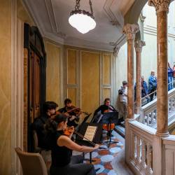 Na stopnišču, kjer so leta 1944 obesili zapornike, so nastopili mladi glasbeniki konservatorija in Glasbene šole Postojna (LUCA TEDESCHI/FOTODAMJ@N)