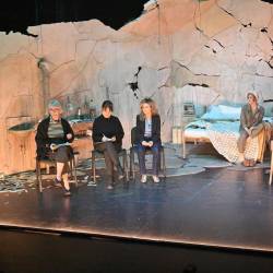 Na prvi tiskovni konferenci v letu 2026 so predstavili novo domačo produkcijo Slovenskega stalnega gledališča <i>Na drugi strani</i>