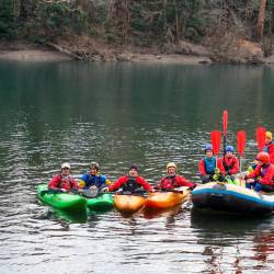 Novoletnega spusta po Soči se je udeležilo pet kajakov in en raft (TIBALDI)