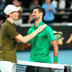 Jannik Sinner je po tekmi čestital Novak Đokoviću (ANSA)