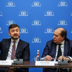 Župan mesta Mariupol Vadim Bojčenko (levo) predstavlja nepremičninski projekt, ob njem generalni sekretar SEP Franco Dal Mas (Tedeschi/FotoDamj@n)