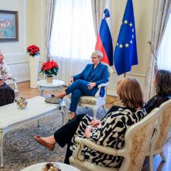 Predsednica Nataša Pirc Musar z aktivisti Anhovega (Danijel Novakovič/STA)