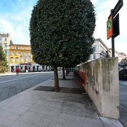 Eden od osrednjih posegov bo odstranitev nizkega zidka, ki zdaj ločuje cestišče in trg (FOTODAMJ@N)