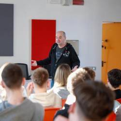 Miha Kramli med predavanjem (TIBALDI)