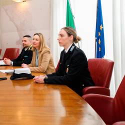 Odbornica za politike varnosti Caterina de Gavardo je z lokalno policistko in lokalnim policistom predstavila delo enote za trgovino (OBČINA TRST)