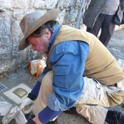 Gunther Demnig v Doberdobu januarja 2018 (BUMBACA/ARHIV)