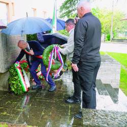 Prizor lanskoletnega poklona padlim v Doberdobu ob 25. aprilu