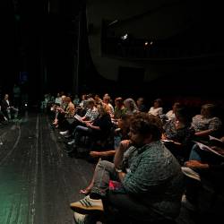 Pod sugestivnimi papirnatimi krošnjami, ki so kraljevale na velikem odru tržaškega Kulturnega doma, so danes predstavili novo sezono Slovenskega stalnega gledališča 2026/2027 (FOTODAMJ@N)