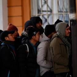 Na avtobusih ni bilo dovolj prostora za vse prosilce za azil brez strehe nad glavo