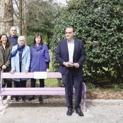 Na lila klop so namestili tudi tablico z napisom (ZONCH/TIBALDI)