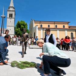 Predsednica RS Nataša Pirc Musar in sežanski župan Andrej Sila ob odkritju kipa Srečka Kosovela junija lani, v ozadju cerkev (FOTODAMJ@N)