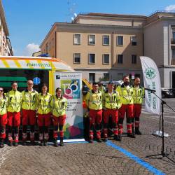 »Ekipa« Zelenega križa z novim vozilom (SIMCIC/TIBALDI)