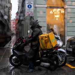 Riderji delajo ob vsakem vremenu, znesek dostave ostane enak tudi, ko dežuje (LUCA TEDESCHI/FOTODAMJ@N)