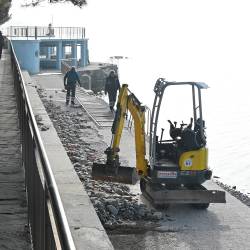 Dela za odpravo škode v Barkovljah po visokem valovanju (ARHIV)