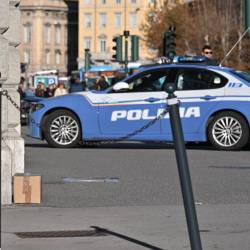 Policisti v Ulici Carducci, kjer so našli sumljiv paket (FOTODAMJ@N)