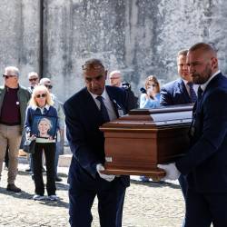 Udeleženci pogreba in portret Liliane Resinovich (TEDESCHI/FOTODAMJ@N)