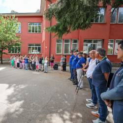 Slovesnost na šolskem dvorišču (TIBALDI)
