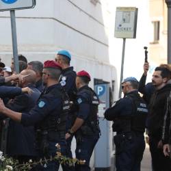 Policisti mirijo prenapeteže, ki so ozmerjali pripadnike ANPI (ANSA)