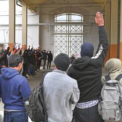 Migrante policija občasno odpelje iz Starega pristanišča v sprejemne centre po Italiji (FOTODAMJ@N)