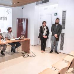 V srečanje s tremi predavatelji (za mizo) sta uvedla Alex Devetak in Ernesta Furlan (TIBALDI)