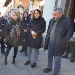 Svetniki opozicije pred pokrito tržnico (MAREGA/TIBALDI)